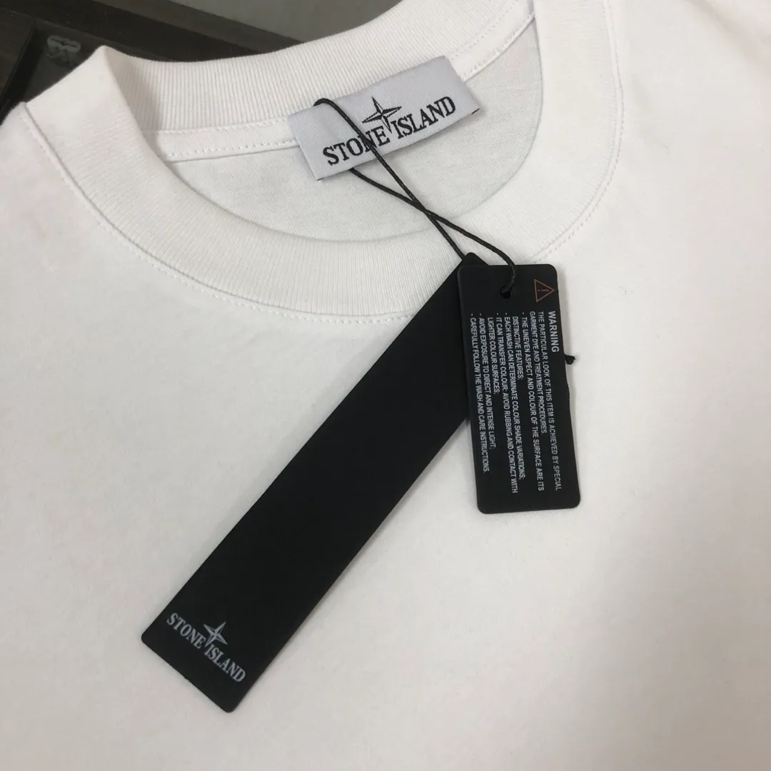 P180 Stone Island 2025 latest T-shirt, couple style ~ Original order, fashionable and casual short T-shirt, specially made of customized cotton fabric ~ Cotton T-shirt ~ Pre-washed to prevent deformation and shrinkage problem, more comfortable and breathable on the body ~ All available from stock ~ Unique design style, trendy must-have item, complete with three standards 👍 Color: black/white Size: S M L XL (larger version, please indicate your height and weight when placing an order)
